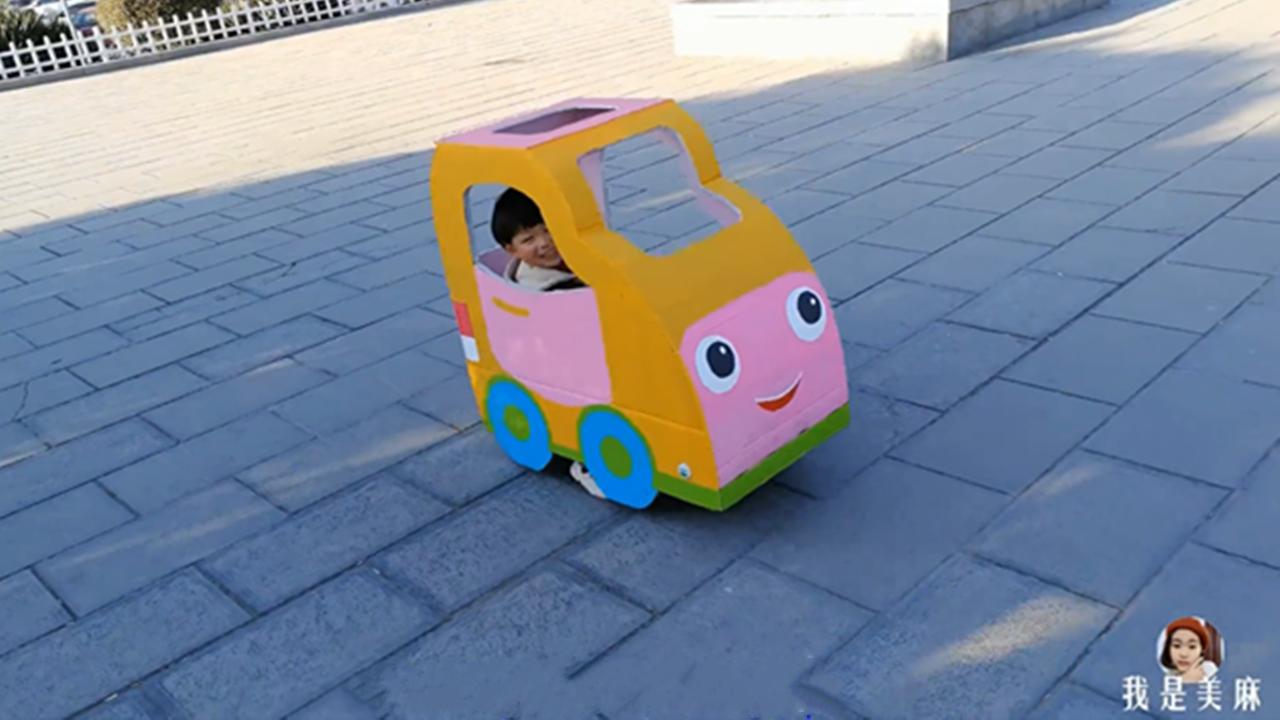 爸爸用纸箱给孩子做玩具,爸爸用废纸箱做汽车玩具