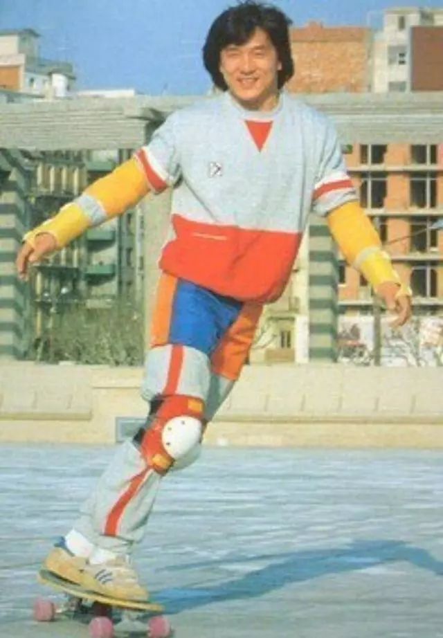 功夫天王变时尚大佬!成龙李小龙昔日穿搭竟引领后世潮流