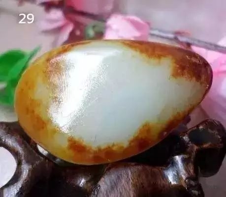 鉴别真假和田玉最简单有效的方法,瓷看底玉看皮和田玉皮色的重要性