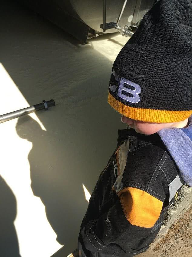 英国牛奶滞销，数十万升被直接放掉，白花花的液体淹没脚面