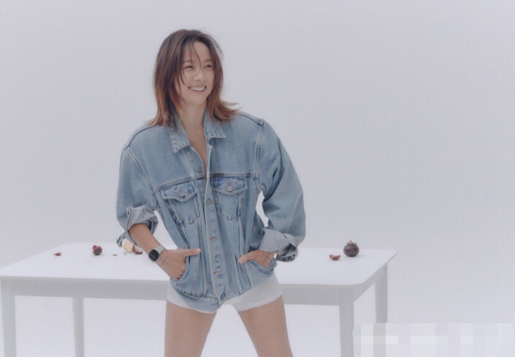 李孝利黑色开叉裙,李孝利穿摩登连衣裙