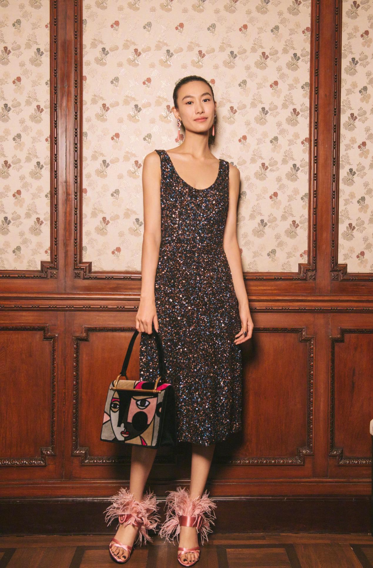 陈冠希老婆自带富贵相，穿渔网衣外搭条纹套装，腿上亮丝太抢镜