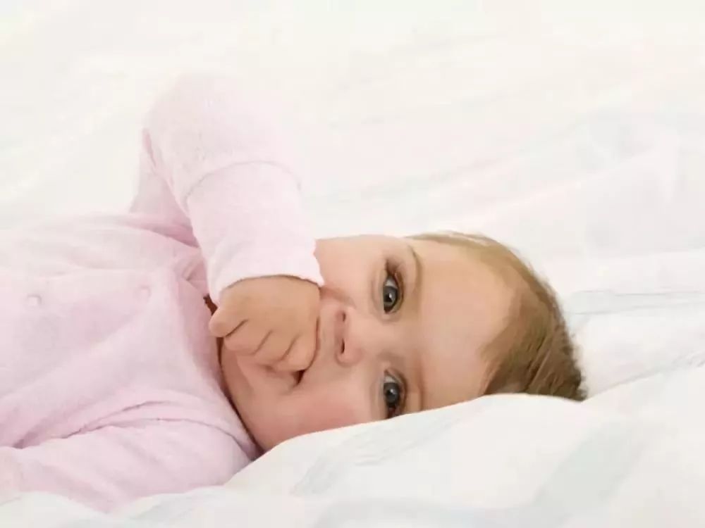 有关宝宝吃手的小故事,关于宝宝吃手的句子