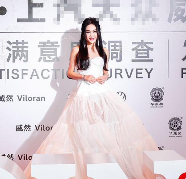 温碧霞戛纳红毯,范冰冰温碧霞两代妲己同台斗艳