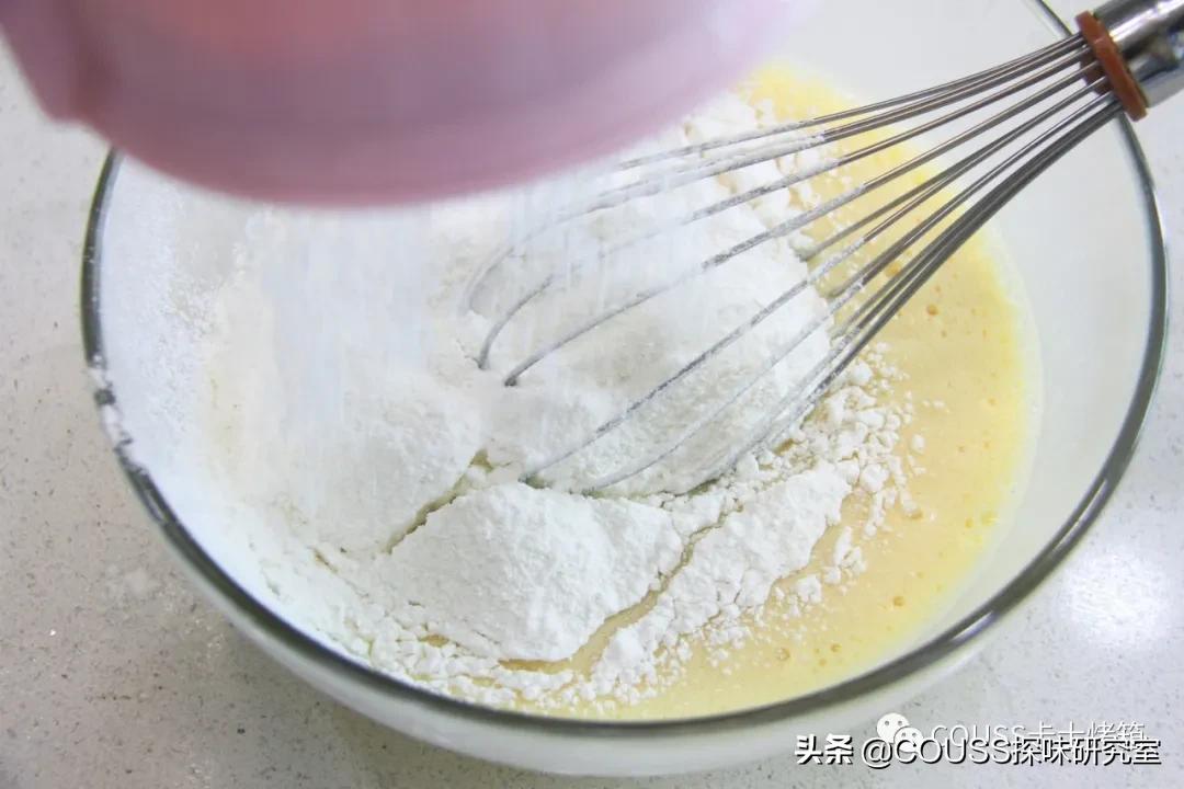 让密集恐惧症集体绕道的蜂巢蛋糕