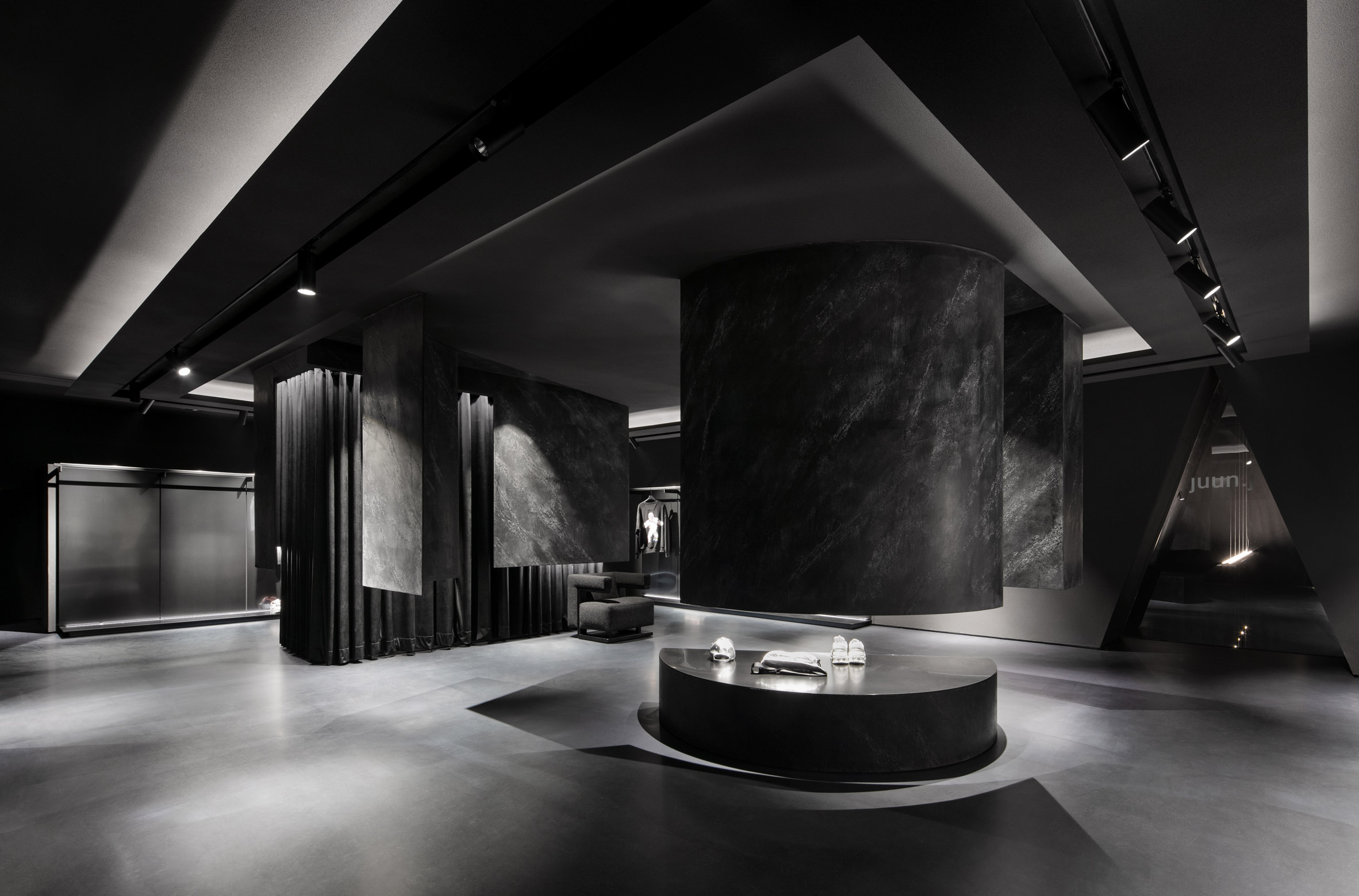 小众设计感服装店推荐性冷淡风,郑州德化街服装店暗黑风