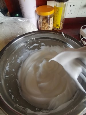 这届年轻人太拼了！想吃块蛋糕得请人代排队，明明会打鸡蛋就能做