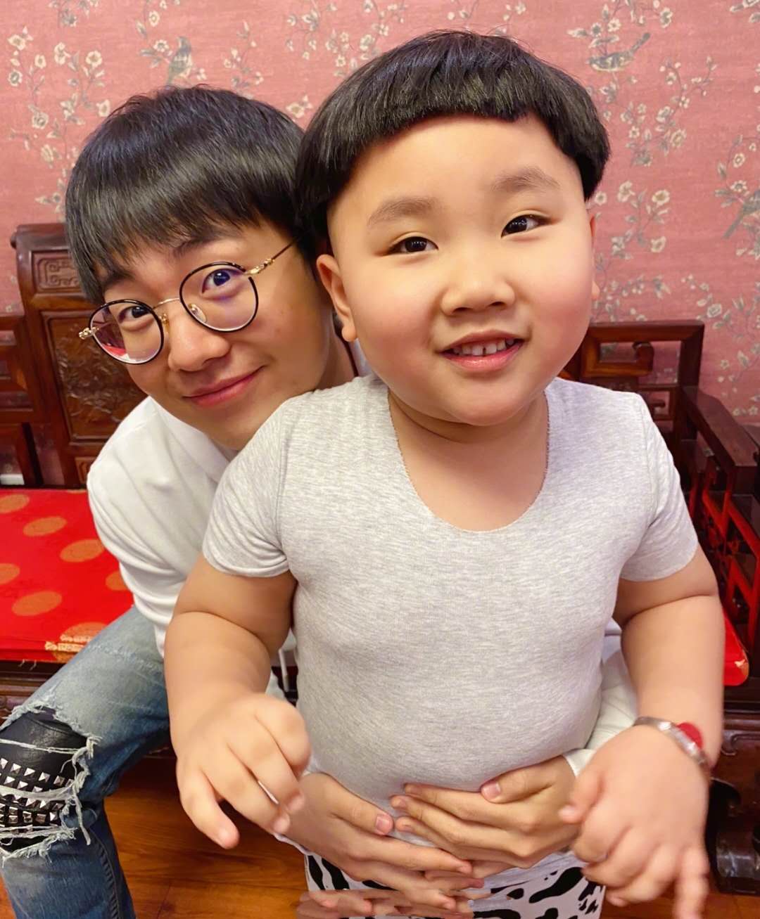 郭麒麟自拍照,郭麒麟抱郭德纲小儿子