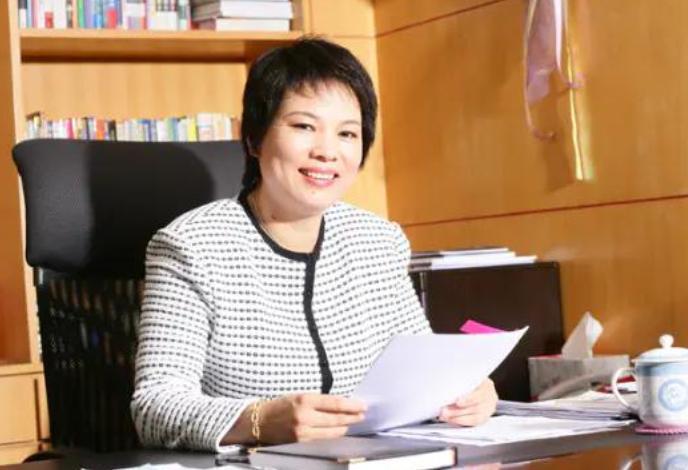 800亿浙江女首富跌落神坛,从巅峰跌入谷底的浙江女首富