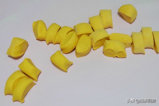 手把手教你做玫瑰花馒头，南瓜泥揉面，色泽金黄口感香软，好吃