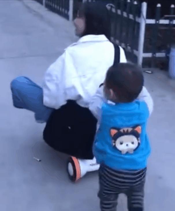 霸气小姨一手拎娃一手拎狗,霸气小姨带娃走红视频