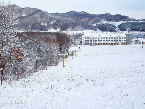 滑雪爱好者齐聚长白山玩转冰雪季,滑雪高手聚集地