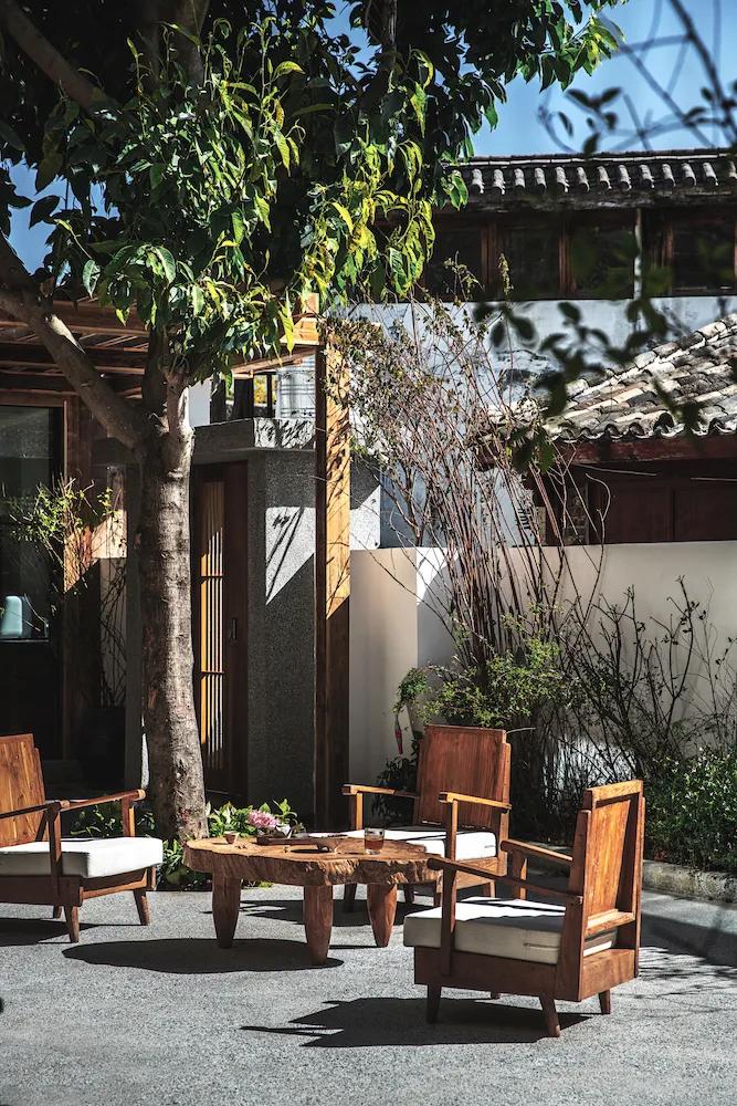 5姐妹同居养老引热议：她们为何花费400万买旧房建别墅安家？