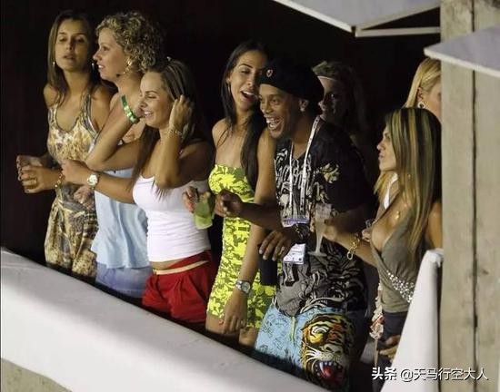 小罗为什么是冠绝古今的足球精灵,小罗迪尼奥足球精灵