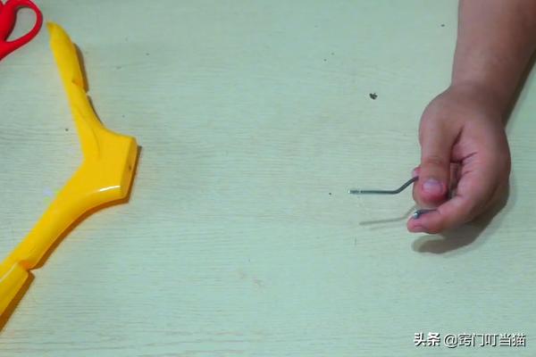 洗衣液用完了的桶怎么改成花瓶,小窍门洗衣液桶改造