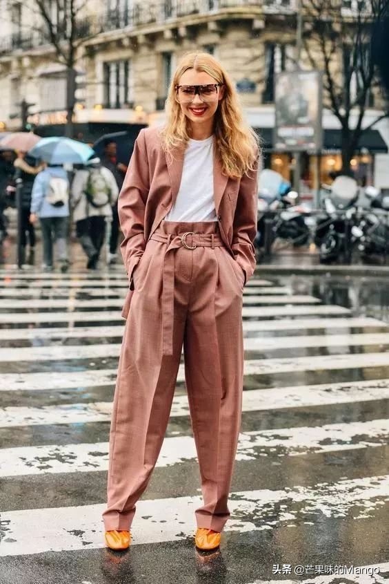 今年秋冬流行穿西装太时髦了,严肃刻板的西装如何穿才能更时髦