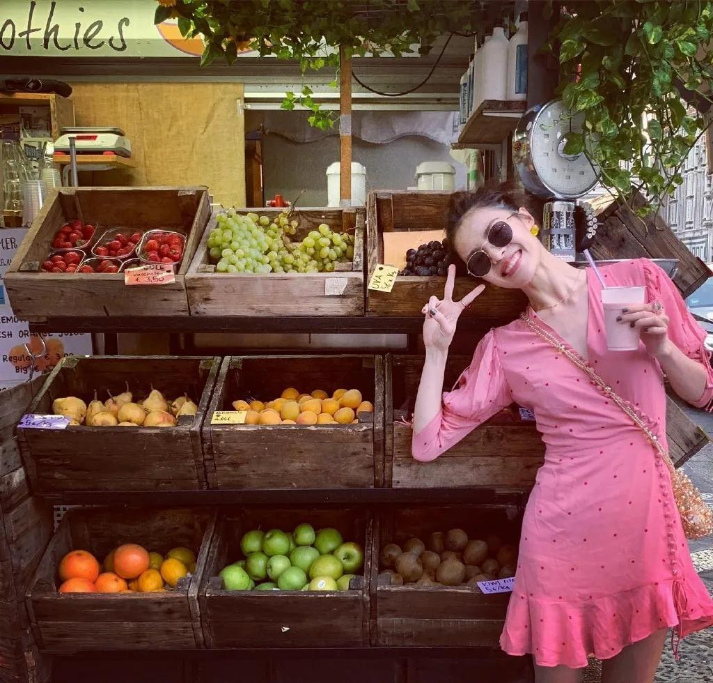 模特拍照姿势怎么调,模特拍视频如何保持松弛感