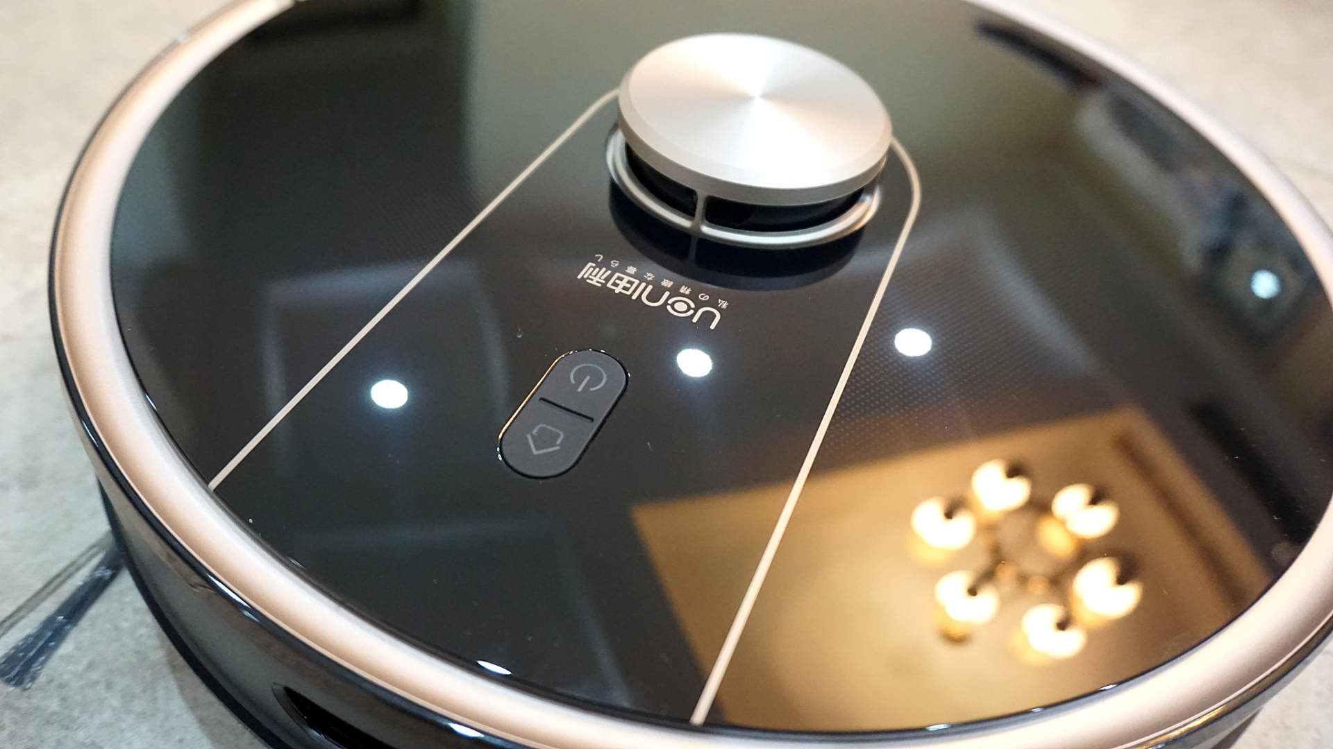 如何操作智能自动吸尘扫地机 (最简单的集尘扫地机器人)