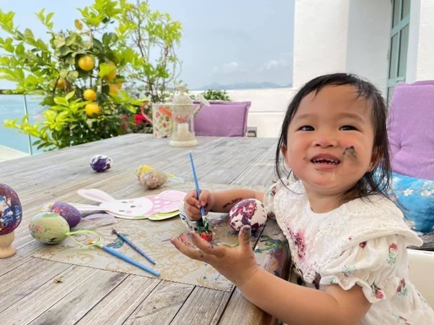 陈少霞晒与老公度假照,陈少霞抱女儿照片