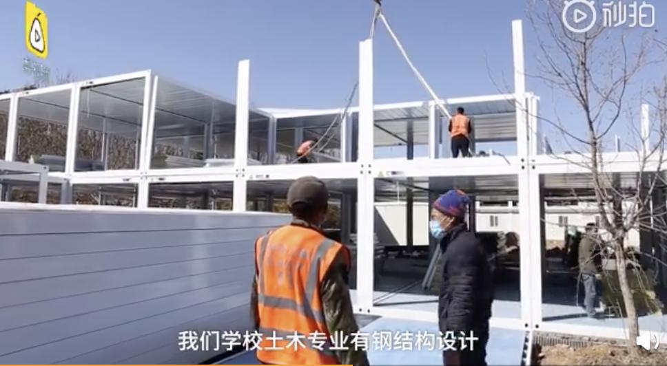 山东一学校食堂火了!一张餐桌4个凳子锁了3个,只容一人孤独地坐着