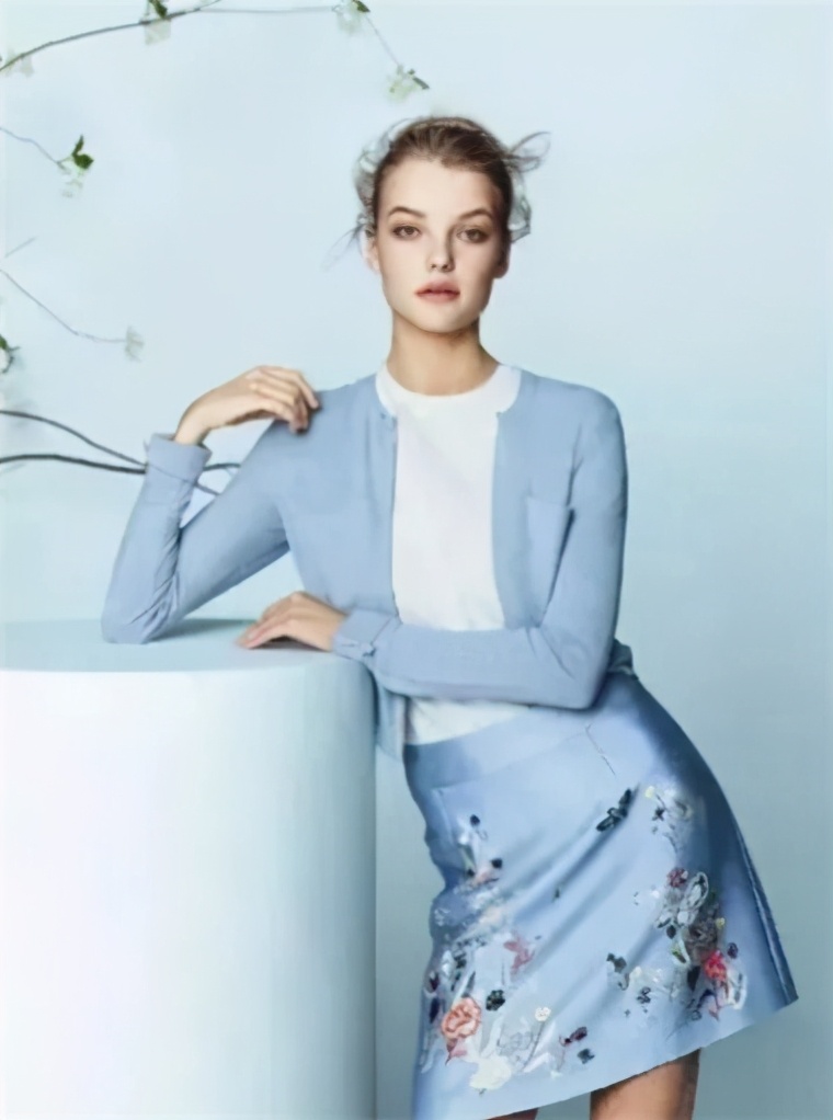 浅灰色打底衫秋冬高级感,燕麦色针织打底衫