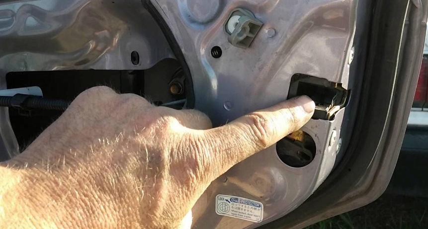 车门有一扇门遥控锁不上什么原因,如果发现车门锁了怎么办