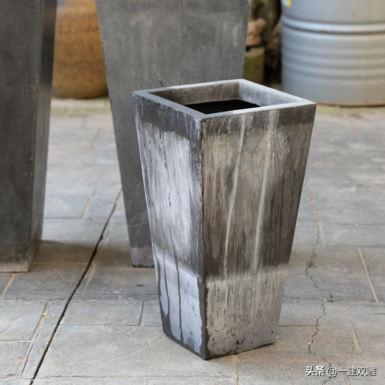 混凝土表面起灰怎么回事,混凝土表面起白碱