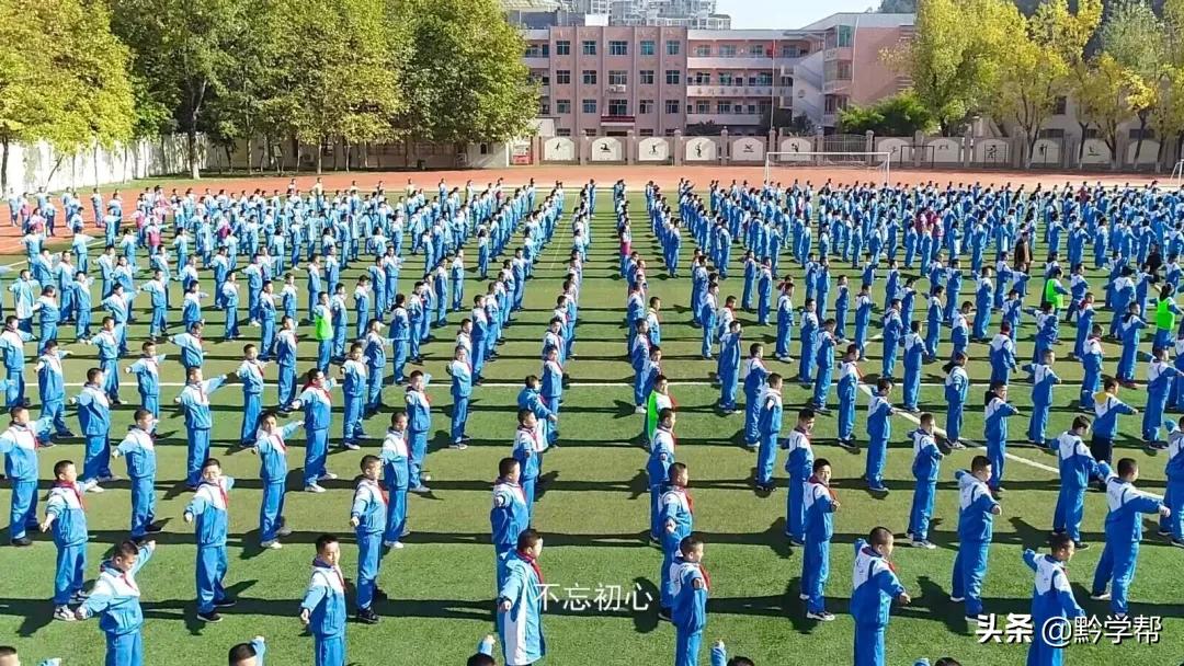 课间做广播体操,在教室做的广播体操