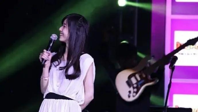 章泽天跟世界首富合影,章泽天从网红到最年轻富豪