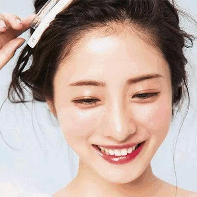 妆容不自然？跟刘晓庆化妆师毛戈平学，无痕粉膏比粉底液好用