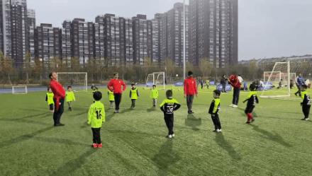 沉浸式足球训练英格兰,足球教练沉浸式教小学生