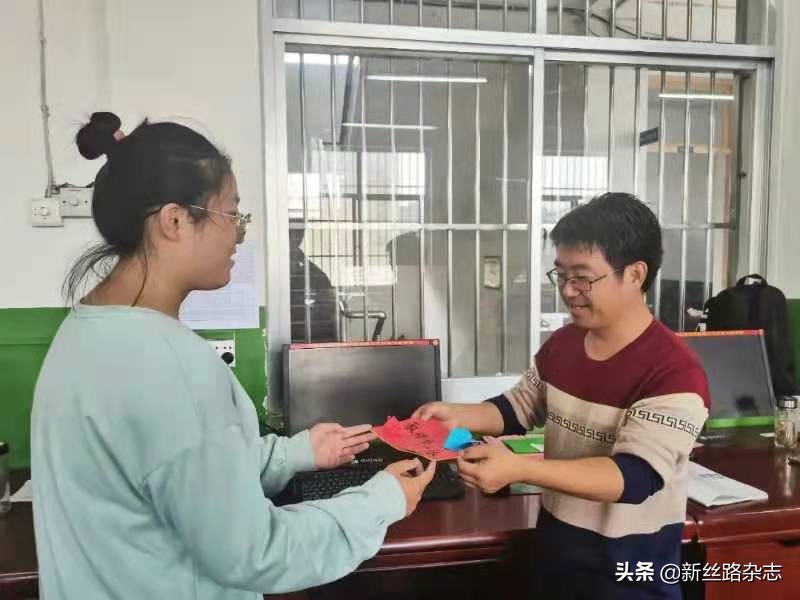 特别的“教师节”礼物——蒲城中学学子自制贺卡谢师恩