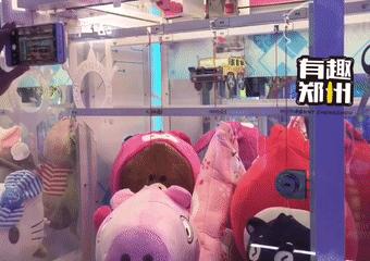 100块钱在电玩城抓娃娃,100块钱抓娃娃挑战电玩城