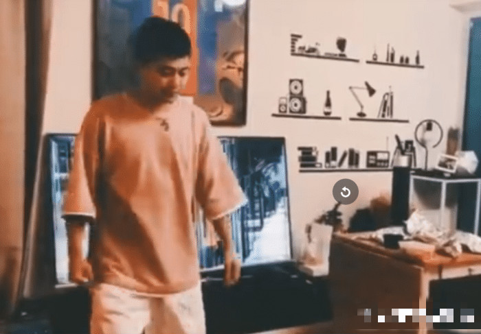 不满心爱球队失败，苏醒用拳头愤怒砸碎电视机，网友：狂躁发作？