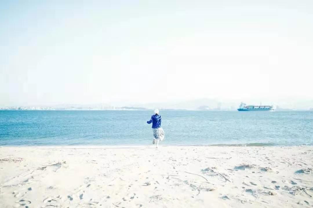 “妈妈，那个奶奶为什么偷超市的菜？”这个妈妈的回答点醒无数人