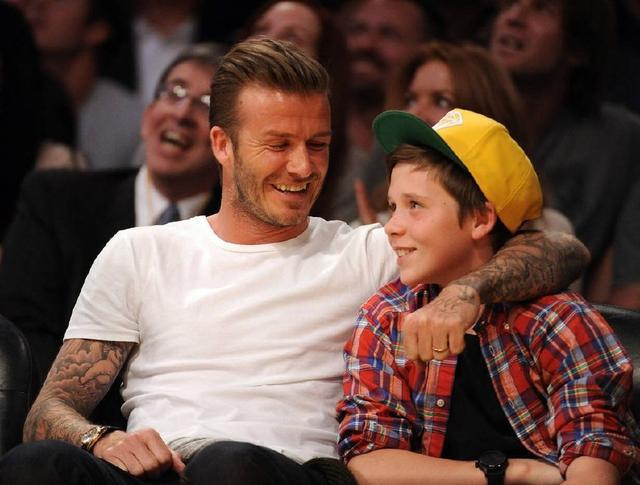 小贝晒三个儿子,小贝儿子为他庆生