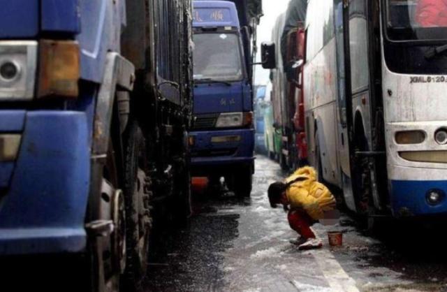 堵车怎样解决小便,长途堵车小便怎么办