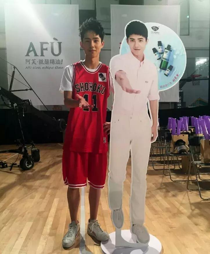 高瘦的男孩应该怎么穿,身材瘦弱的男生怎么搭配衣服