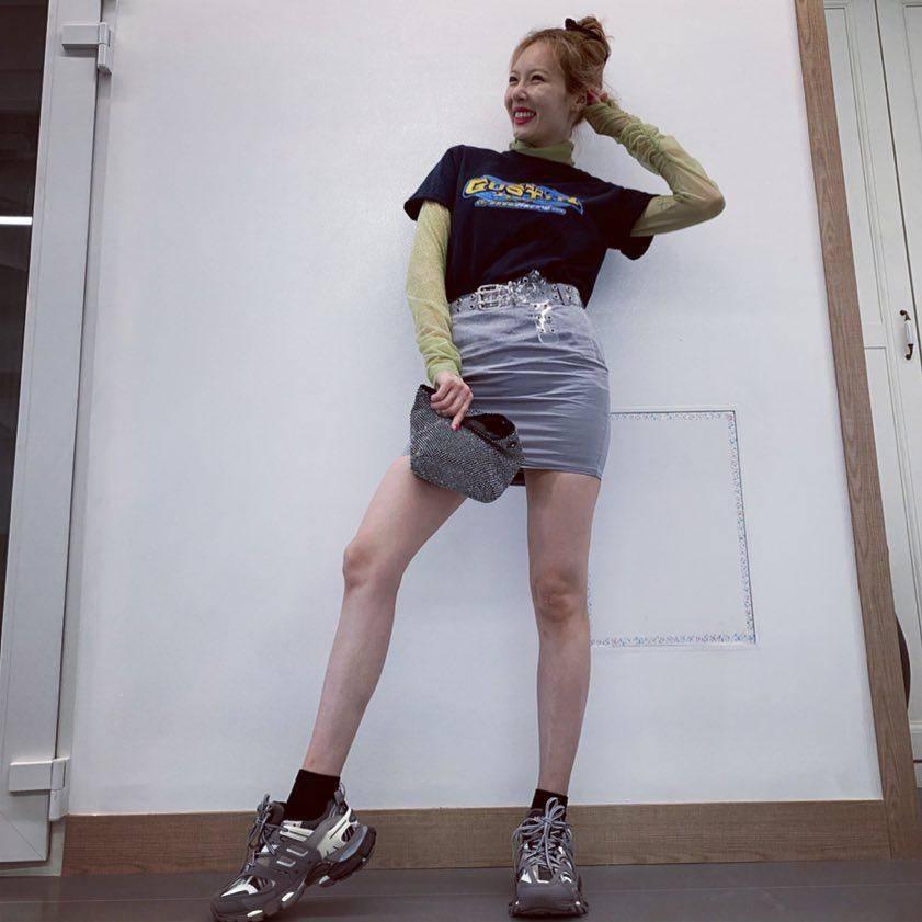 解锁T恤新穿法，杨幂、戚薇、杨紫早就这么搭配了，防晒又时尚