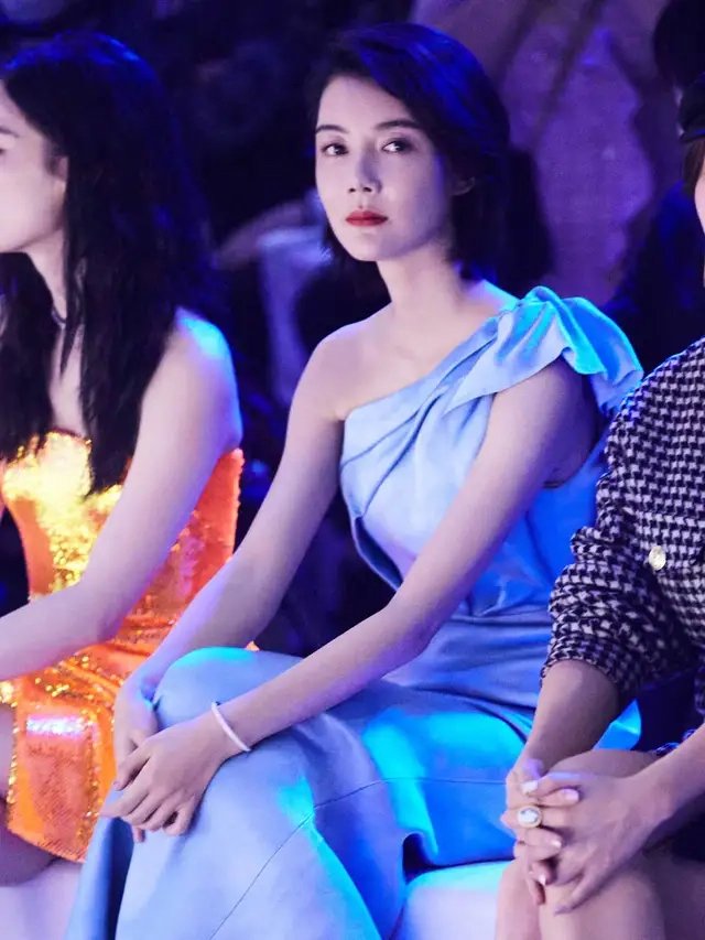 车晓气质穿搭,车晓抹胸裙靓丽大方