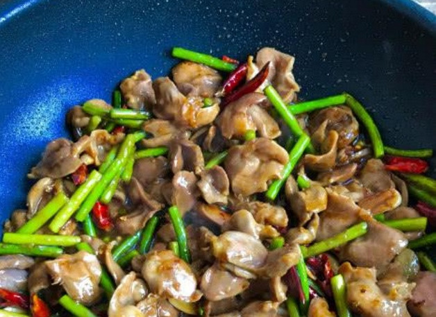 鸡胗炒了挺久为什么里面还是红色,鸡胗炒完里面带一点红