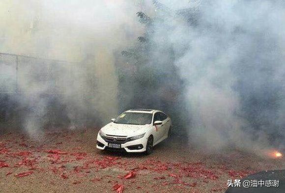 车被鞭炮炸伤了怎么索赔,车被鞭炮炸到车掉漆怎么赔偿