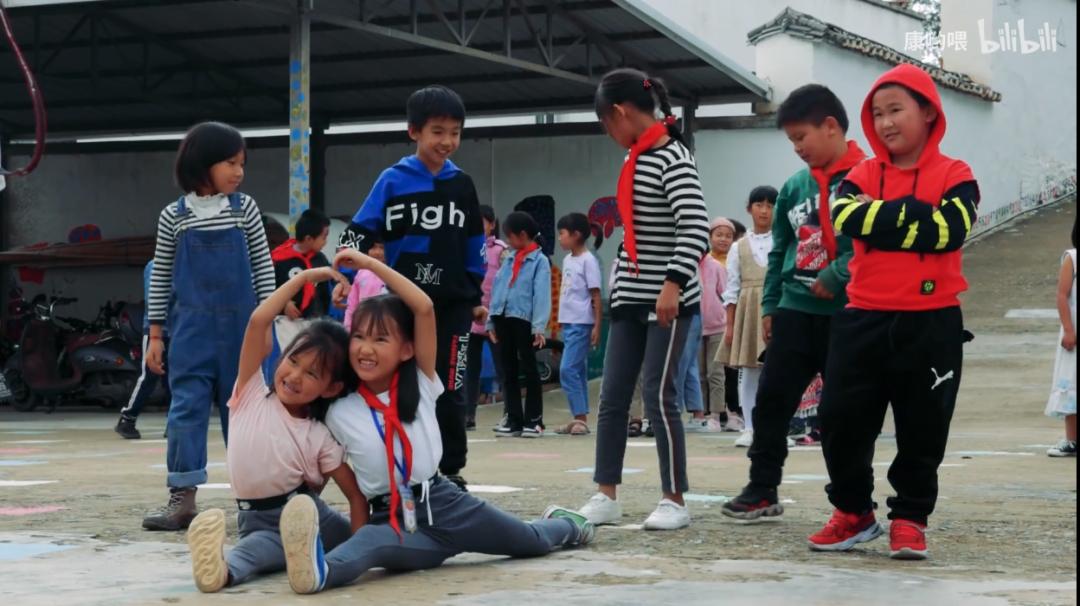 我们去了趟哔哩哔哩美丽小学，和B站小学生斗了波舞
