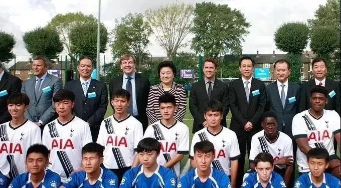 首富许家印携妻子返乡,首富许家印陪96岁父亲