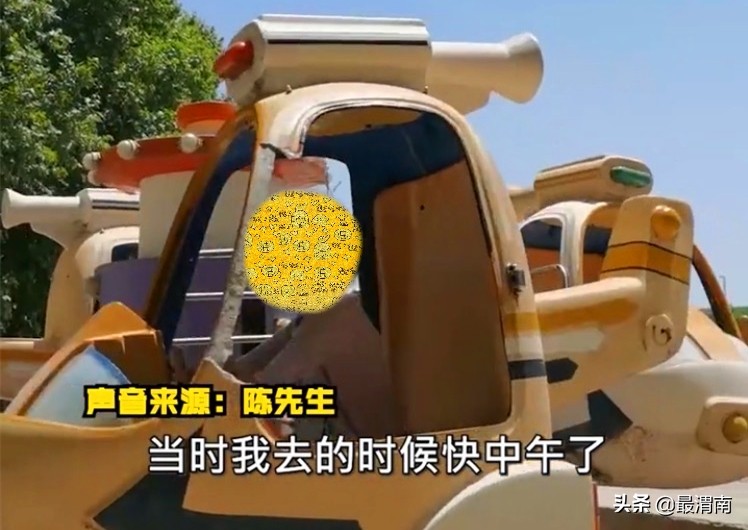 河南：家长带孩子进废弃公园，用手推动旋转木马，人很多还要排队