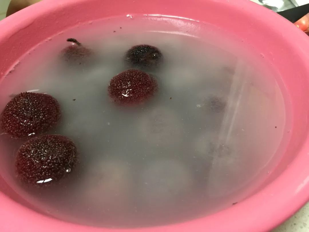洗杨梅可以用盐洗吗,洗杨梅里头放什么东西洗好
