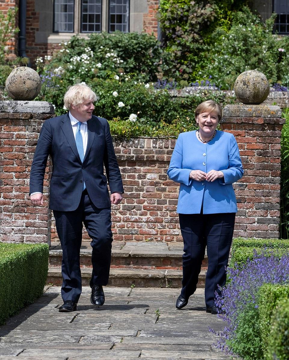 伊丽莎白女王接见默克尔,默克尔和英国女王