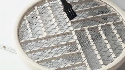 烦人的蚊子被自动引诱过来，“啪啪啪”轻松捕杀，这杀器太爽了！