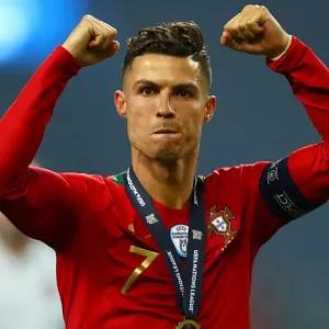 c罗12次战伊布取胜5次伊布仅赢1场,伊布能和c罗比吗