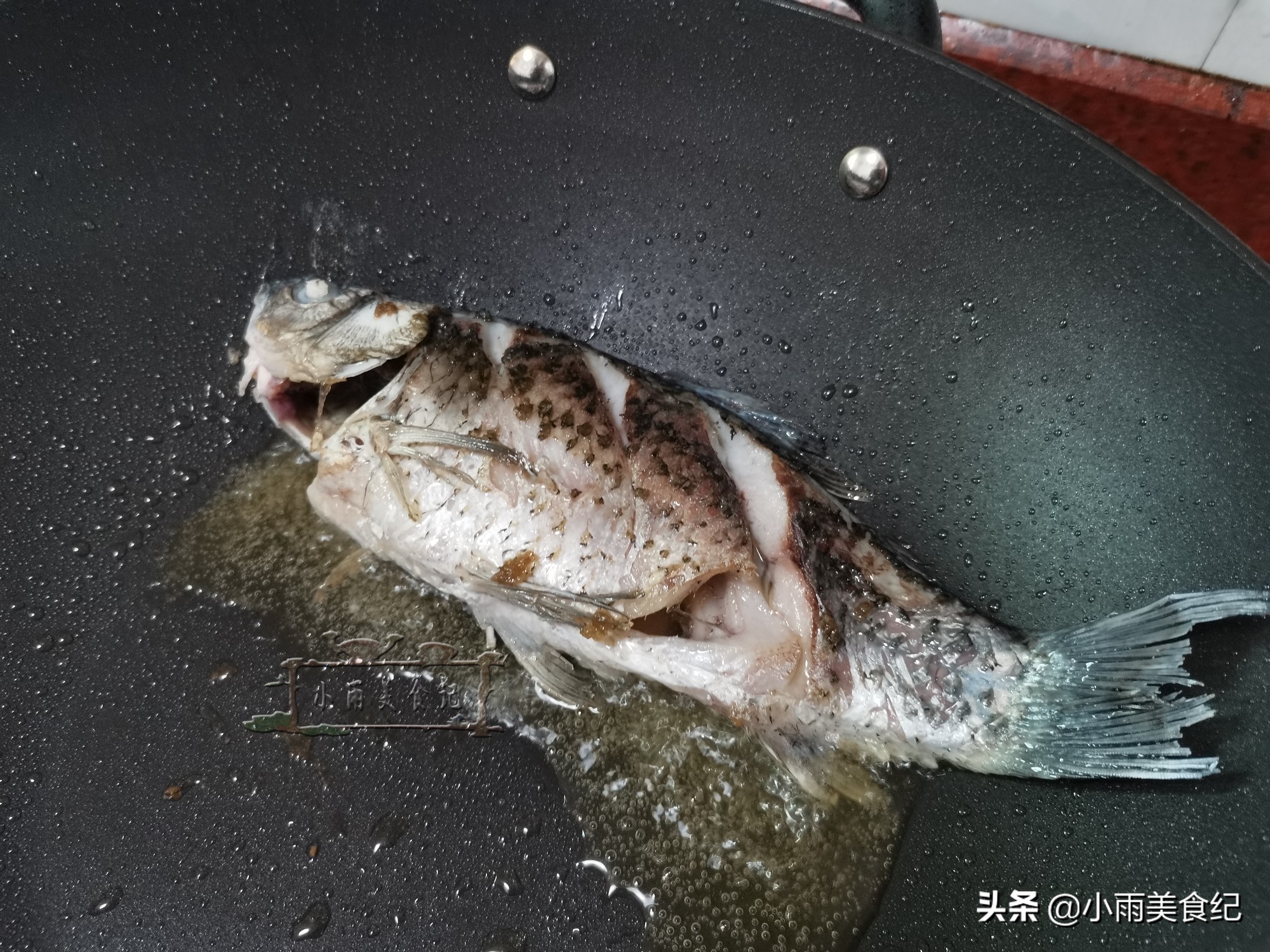 熬鱼汤的做法才又白又鲜,煮鱼汤不用煎的做法